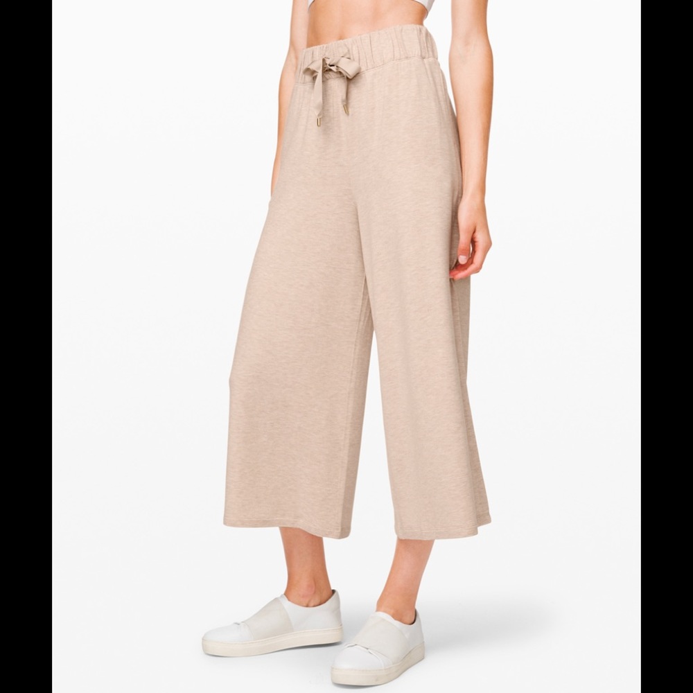 🆕 NWT Lululemon Seek Stillness Crop